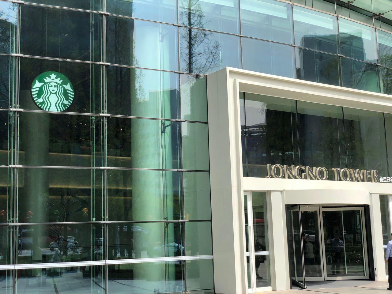 位於鐘路塔前的星巴克The鐘路店，擁有大面積的玻璃帷幕設計。